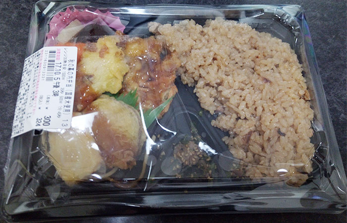 秋の幕の内弁当(324円)