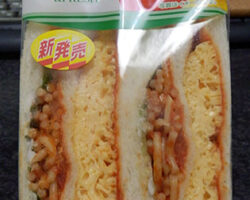 オムレツナポリタンサンド(216円)