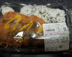 わらじチキンカツ弁当(324円)