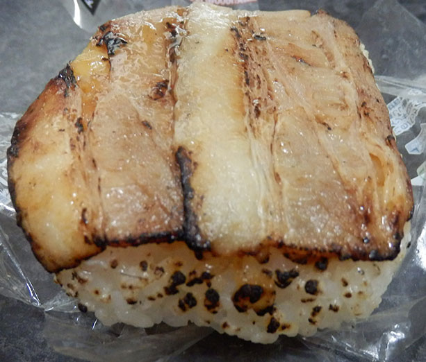 ファミリーマート「炙り焼 豚カルビ焼肉おむすび(147円)」
