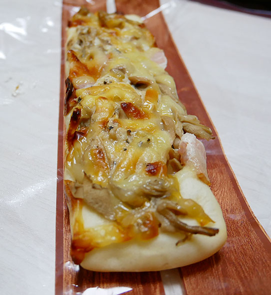 きのことベーコンのチーズ焼きパン
