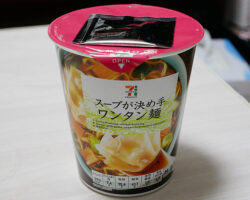 スープが決め手 ワンタン麺(138円)