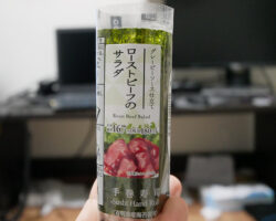 手巻寿司 ローストビーフのサラダ(180円)