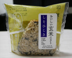 おいしい玄米にぎり しそひじき(140円)