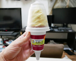 和のワッフルコーン 大学いもソフトクリーム(235円)