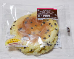 チョコチップ平焼きメロンパン(129円)