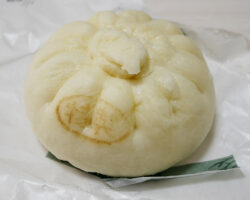 こだわりの特製肉まん(180円)