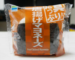 具、たっぷり！唐揚げマヨネーズおむすび(138円)
