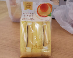 プリンのふんわりケーキサンド(298円)