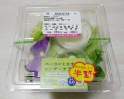 ベーコンとたまごのシーザーサラダ(330円)