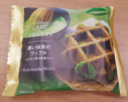 濃い抹茶のワッフルほんのり香る桜葉入り(144円)