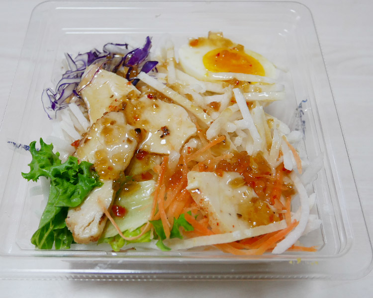 デイリーヤマザキ「1/2日分野菜！チキンとたまごのサラダ(368円)」