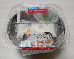 とろろ大王のネバネバ豚丼[もち麦入りご飯](530円)