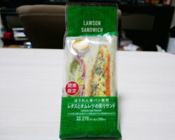 レタスとオムレツの彩りサンド(298円)