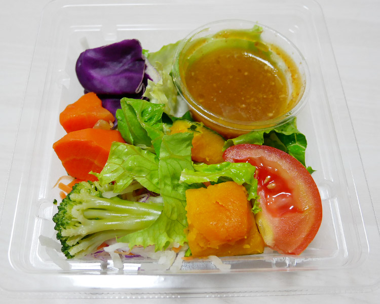 ローソン「1/2日分のごろっと緑黄色野菜のサラダ(330円)」