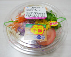 1/2日分の野菜が摂れる!パリパリ麺のサラダ(420円)