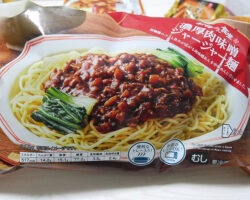 冷凍食品 濃厚肉味噌ジャージャー麺(398円)