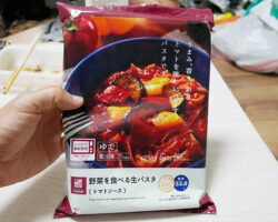 野菜を食べる生パスタ トマトソース(298円)