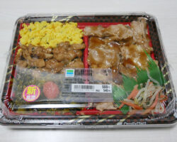 かえし醤油が決め手!炙り豚焼肉&焼鳥重(540円)