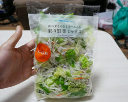 彩り野菜ミックス(138円) + 焙煎ごまドレッシング(25円)