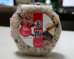 赤飯おにぎり(105円)