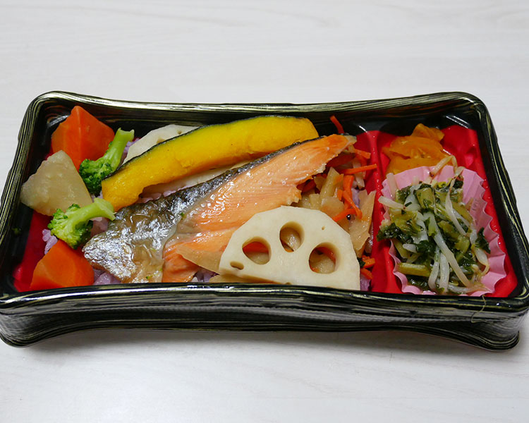 まいばすけっと「1/3日分野菜の焼鮭黒米弁当(397円)」