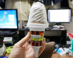 ワッフルコーン チョコ&バニラ(224円)