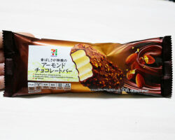 香ばしさが特徴のアーモンドチョコレートバー(192円)