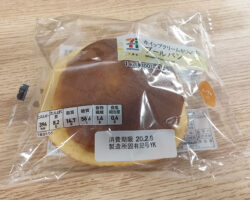 ホイップクリームが入ったブールパン(108円)