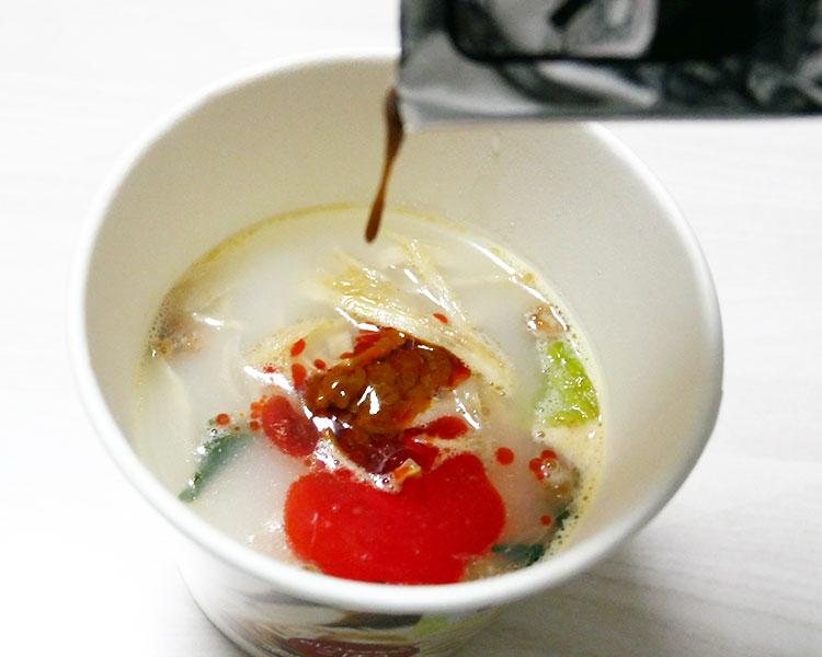 セブンイレブン「ごぼうをそのまま麺にした 豆乳坦々風スープ(192円)」