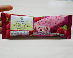 ストロベリーチョコレートバー(203円)