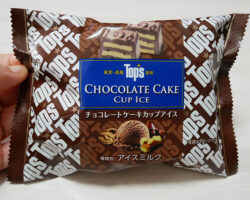 トップス チョコレートケーキカップアイス(248円)