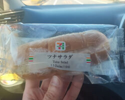 ツナサラダロール(118円)