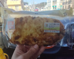 こんがり3種チーズのもっちりパン(159円)