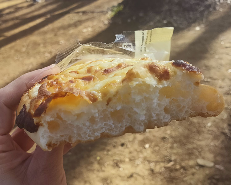 セブンイレブン「こんがり3種チーズのもっちりパン(159円)」