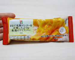 まるで完熟マンゴーを冷凍したような食感のアイスバー(138円)