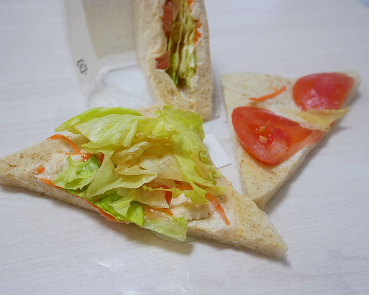 デイリーヤマザキ「蒸し鶏と野菜のサンド(264円)」