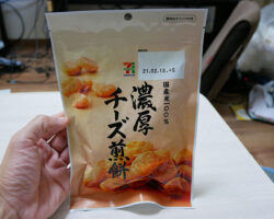 濃厚チーズ煎餅(127円)