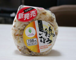 スーパー大麦おにぎり[鶏ごぼう](105円)