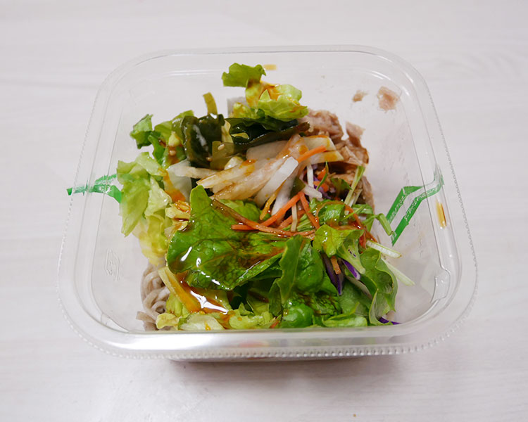 デイリーヤマザキ「野菜と食べるピリ辛蕎麦サラダ(321円)」