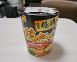 極鶏 鶏だく 極濃鶏白湯ラーメン(216円)