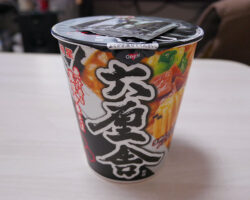 六厘舎 濃厚中華そば 背脂とんこつ醤油(216円)