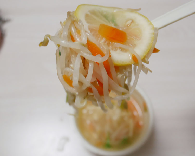 ファミリーマート「蒸し鶏と野菜の塩レモンスープ(320円)」