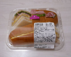 全粒粉入りロールのサンドBOX(321円)