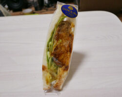 メンチカツたまごサンド(185円)