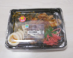 ファミトクトク弁当 直火焼チャーシュー丼(356円)